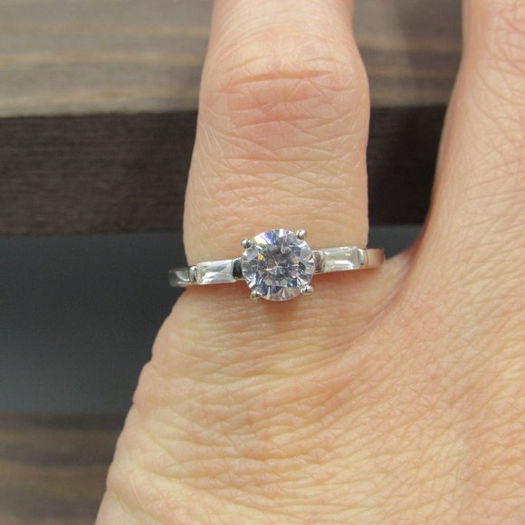 Size 6 Sterling Silver Clear Cubic Zirconia Ring - Picture 4 of 8